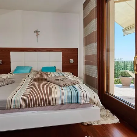 Отель Luxury Adele Pool & Privat Whirlpool *