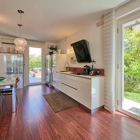 Luxury Adele Pool & Privat Whirlpool Szálloda *